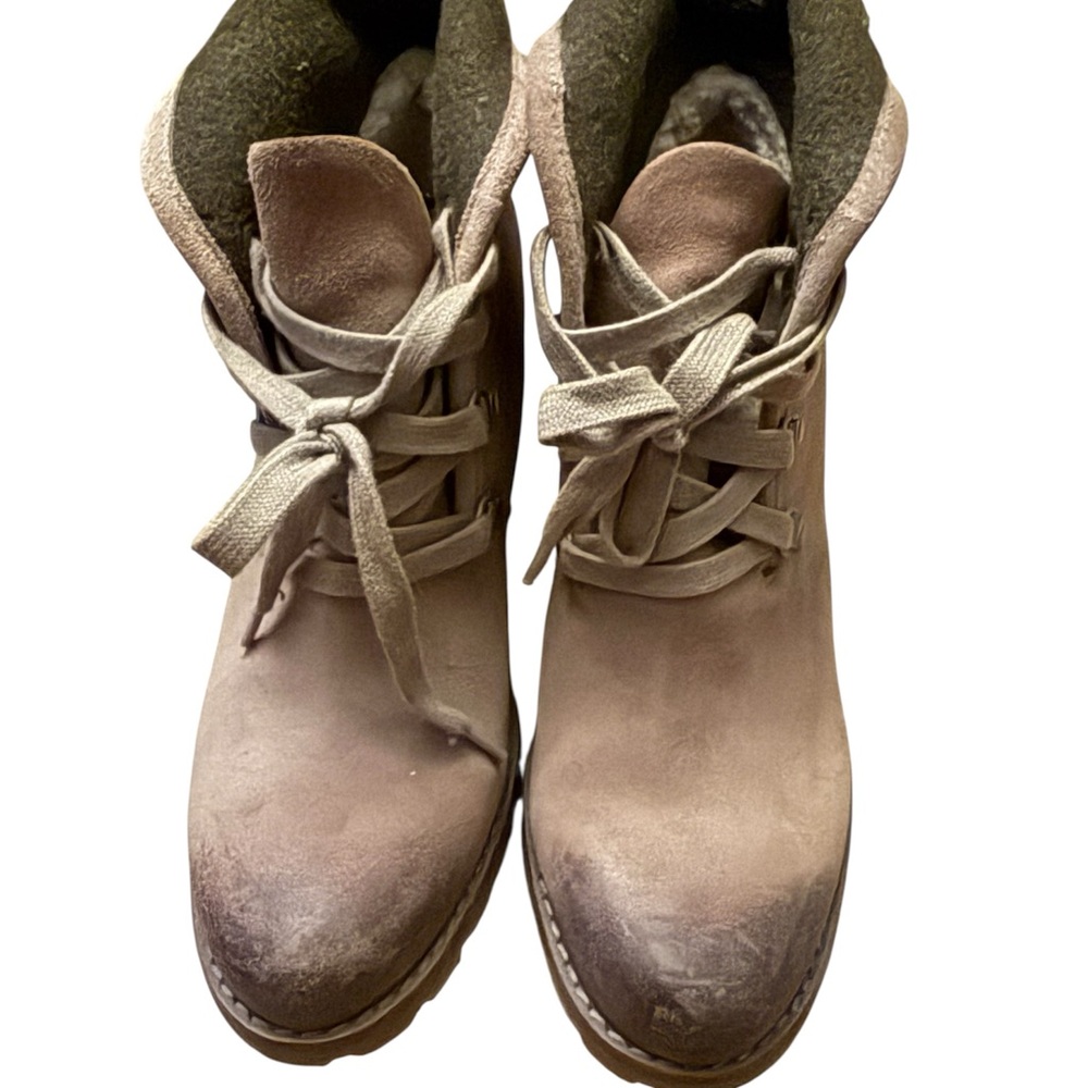 UGGS - Women's Tan Lace-Up Boots